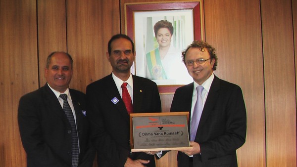 “Sinto orgulho de ser brasileira, mineira e agora cidadã divinopolitana”, afirmou a Presidenta Dilma Rousseff diante da homenagem recebida do povo através do vereador Edson Sousa edson entre cidado honoraria dilma - secretrio